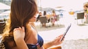 Damit Sie Ihr Handy entspannt im Urlaub nutzen können, sollten Sie bereits vor Ihrem Auslandsaufenthalt einige Dinge beachten