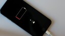 Entladenes iPhone an Stromquelle