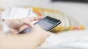 WhatsApp auf Smartphone in Händen gehalten