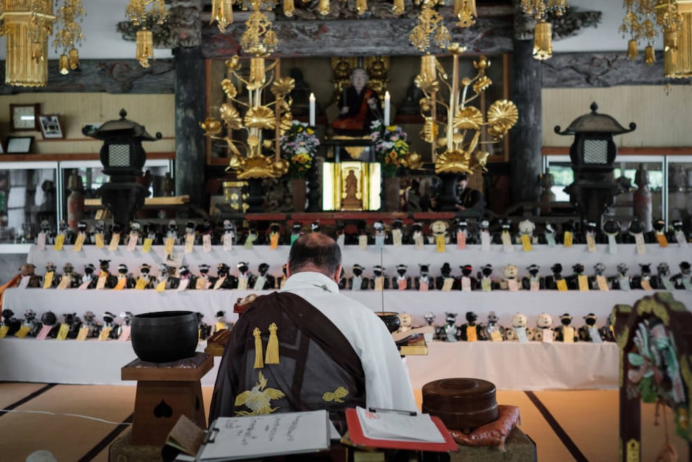 Aibos im Tempel aufgereiht