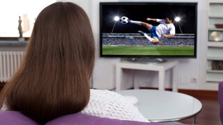 Frau vor dem TV