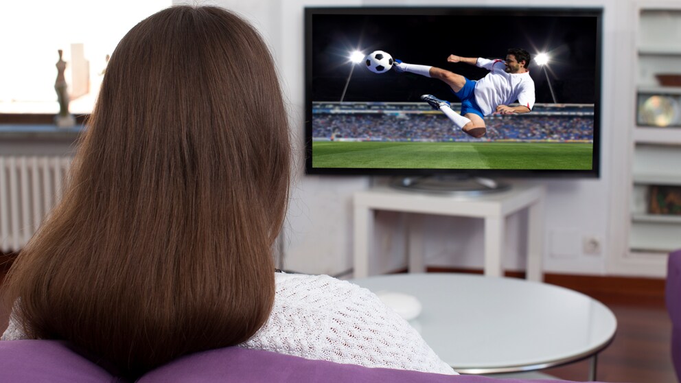 Frau vor dem TV