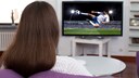 Frau vor dem TV