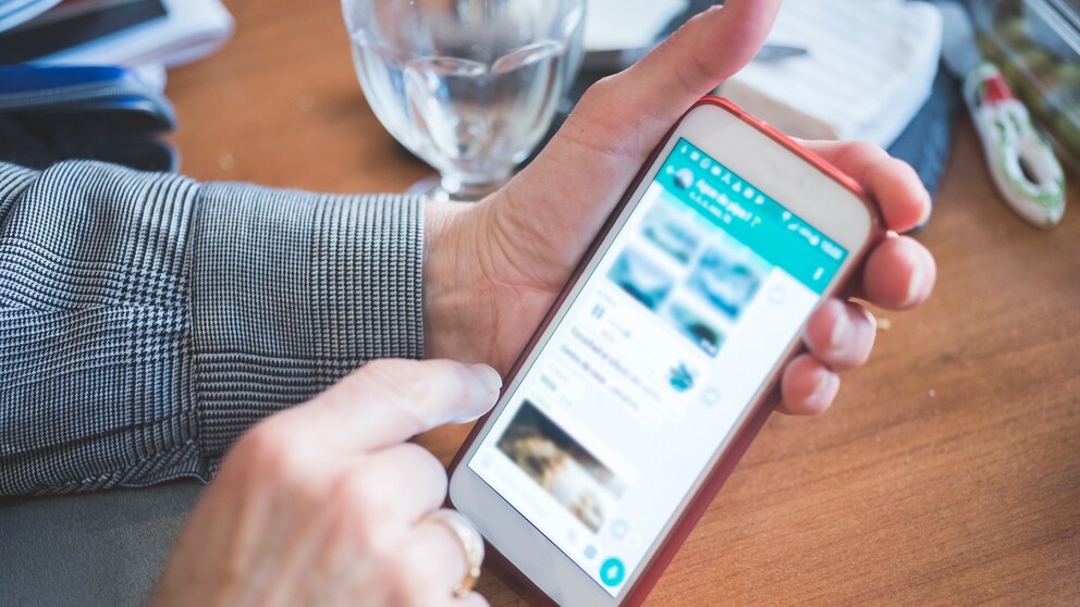 Frau schreibt WhatsApp-Nachricht
