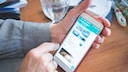 Frau schreibt WhatsApp-Nachricht