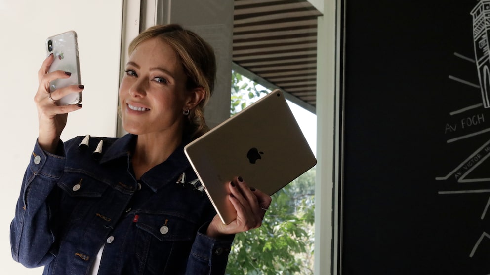 Vanessa Huppenkothen mit Smartphone und Tablet