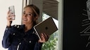 Vanessa Huppenkothen mit Smartphone und Tablet