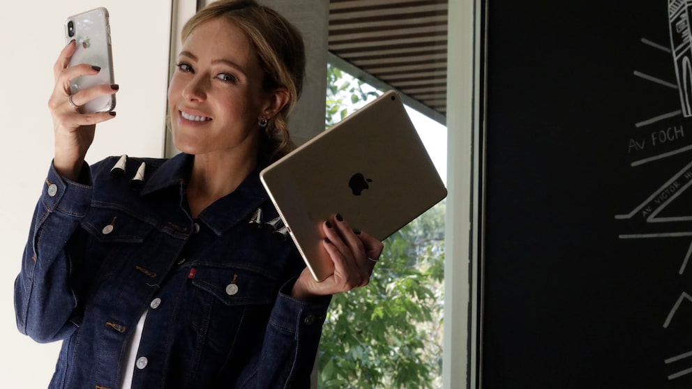 Vanessa Huppenkothen mit Smartphone und Tablet