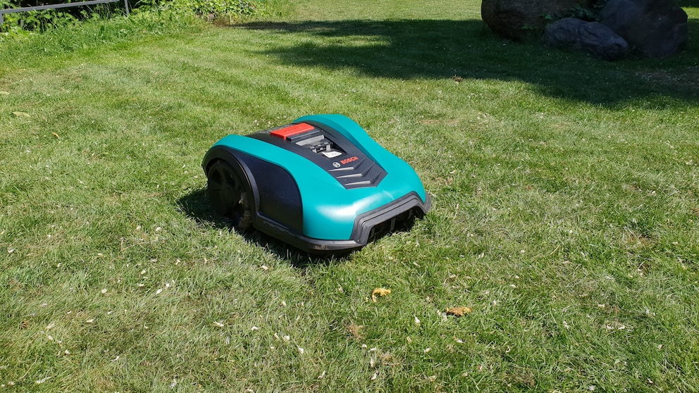 Im TECHBOOK-Vergleich treten folgende Modelle an: Bosch Indego, Worx Landroid S, Robomow RC308 und Gardena Smart Sileno. Der Testgarten ist mit weichem Boden und vielen Unebenheiten eine besondere Herausforderung.