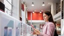 Beim Erwerb eines neuen Smartphones haben Verbraucher die Wahl: Handy mit Vertrag oder ohne Vertrag