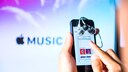 iPhone mit Apple Music App