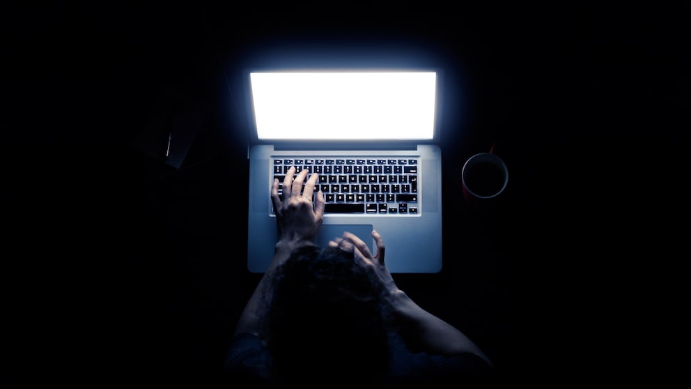 Blaues Licht am Abend soll den Schlafrhythmus stören. Stimmt das wirklich? TECHBOOK hat mit Experten gesprochen.