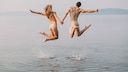 Nudisten fühlen sich nackt am wohlsten. Gerade im Sommer können sie ihre Leidenschaft am FKK-Strand ausleben.