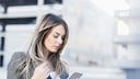 Frau mit Smartphone in der Hand