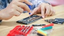 Ein Handy in der Reparatur