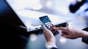Smartphone und Laptop mit visualisierter Drahtlosverbindung