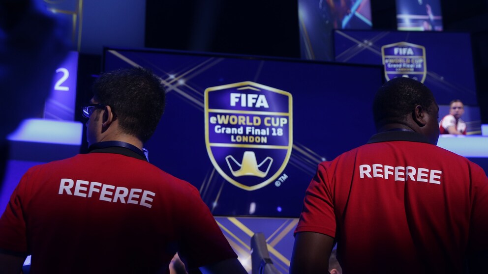 Zwei Schiedrichter beim FIFA eWorld Cup
