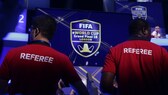 Zwei Schiedrichter beim FIFA eWorld Cup