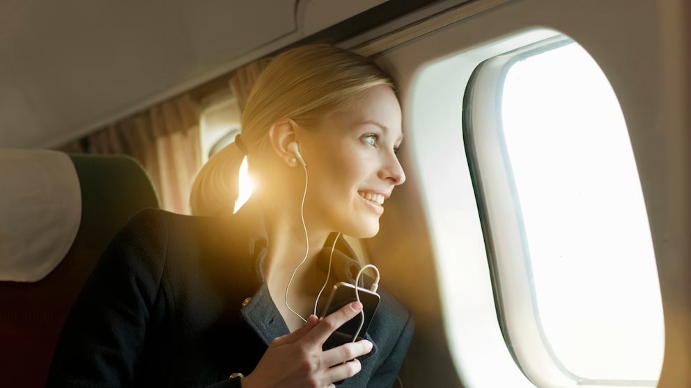 Frau hört Musik auf Spotify TECHBOOK