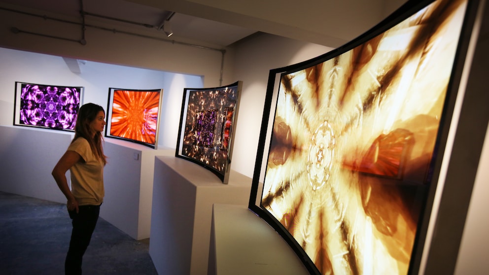 Frau vor OLED-Fernsehern