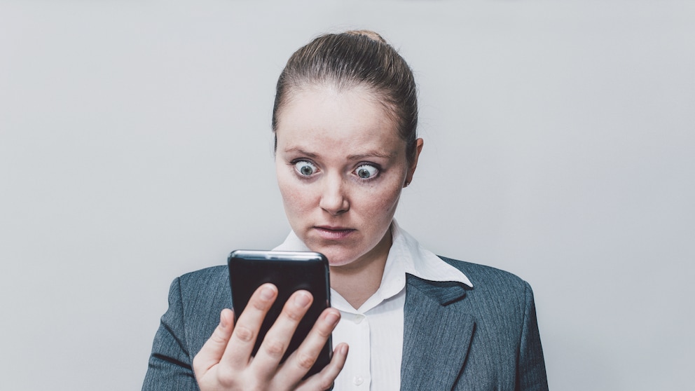 Geschockte Frau wegen WhatsApp Kettenbrief