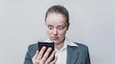 Geschockte Frau wegen WhatsApp Kettenbrief