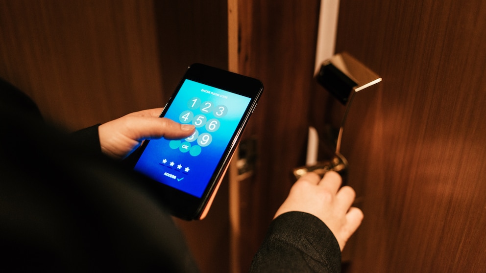 Frau betritt Hotelzimmer mit digitalem Zimmerschlüssel