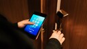 Frau betritt Hotelzimmer mit digitalem Zimmerschlüssel