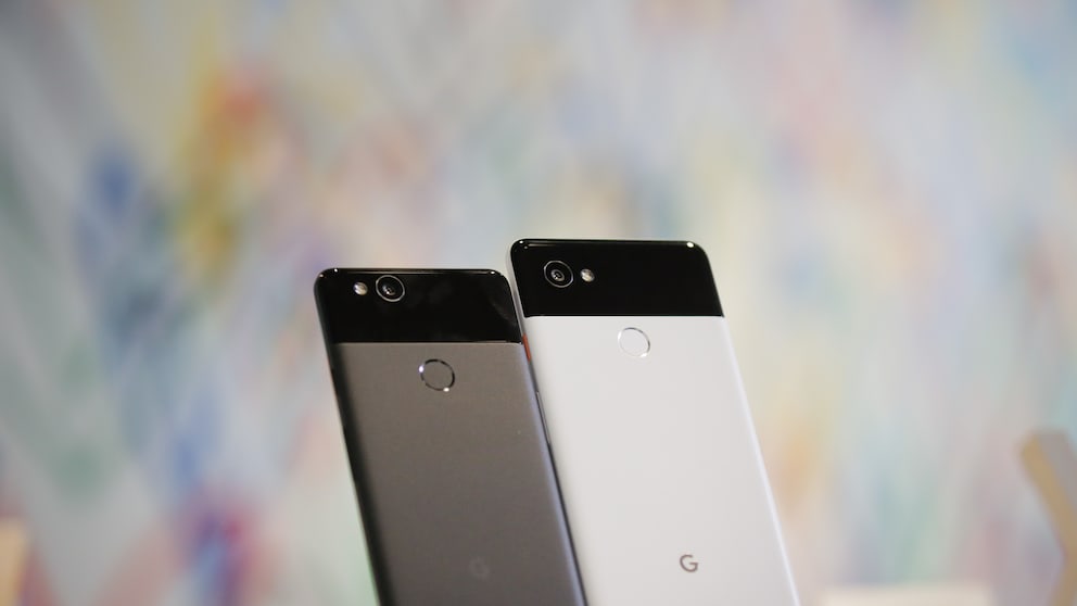Google Pixel 2 und Pixel 2 XL vor verschwommenen Hintergrund