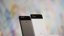 Google Pixel 2 und Pixel 2 XL vor verschwommenen Hintergrund