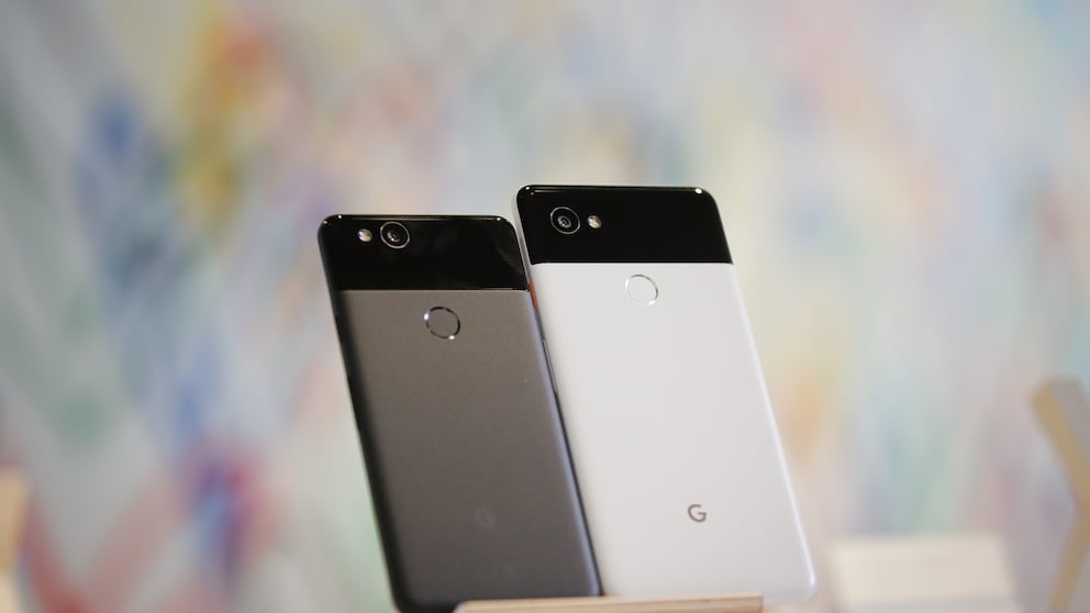 Google Pixel 2 und Pixel 2 XL vor verschwommenen Hintergrund