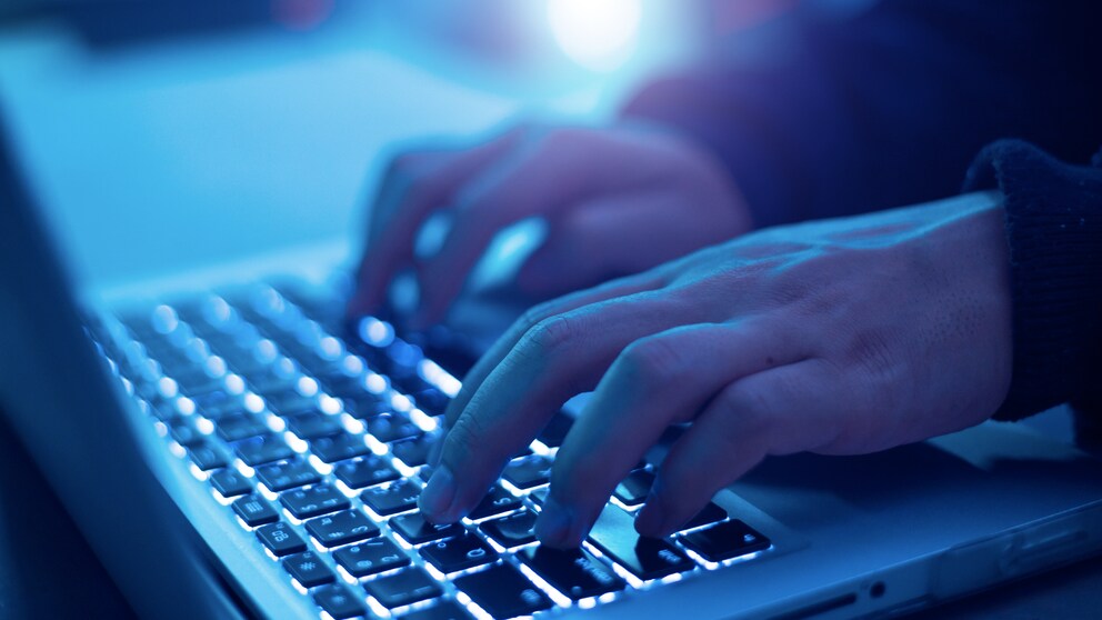 Seit Herbst ist die Malware „Kryptojacking“ verstärkt im Umlauf. Mit ihrer Hilfe verschaffen sich Hacker Zugang zu fremden Computern, um unbemerkt Kryptogeld zu schürfen.
