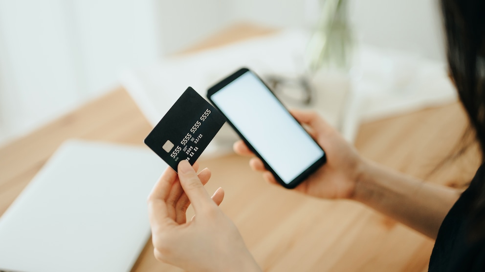Vom Smartphone schnell eine Überweisung machen: Laut Stiftung Warentest ist das genauso sicher wie am Rechner. Nur im öffentlichen WLAN sollte man Bankgeschäfte meiden.