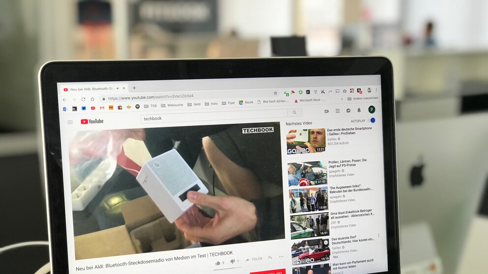 Ein Video läuft auf Youtube an einem Laptop-Bildschirm
