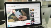 Ein Video läuft auf Youtube an einem Laptop-Bildschirm