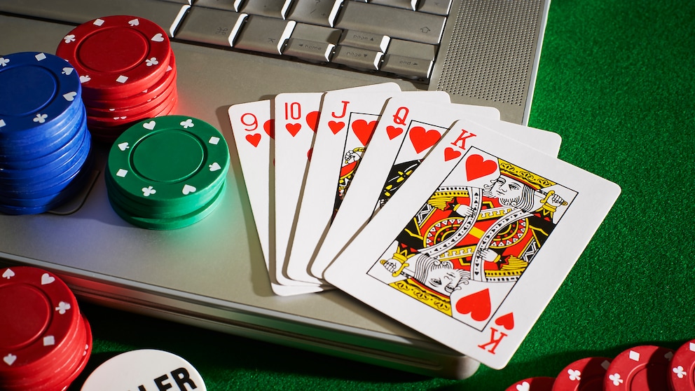 Online Poker Karten Spielchips und Laptop