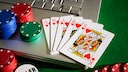 Online Poker Karten Spielchips und Laptop