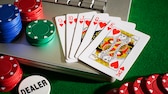 Online Poker Karten Spielchips und Laptop