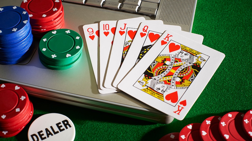Online Poker Karten Spielchips und Laptop