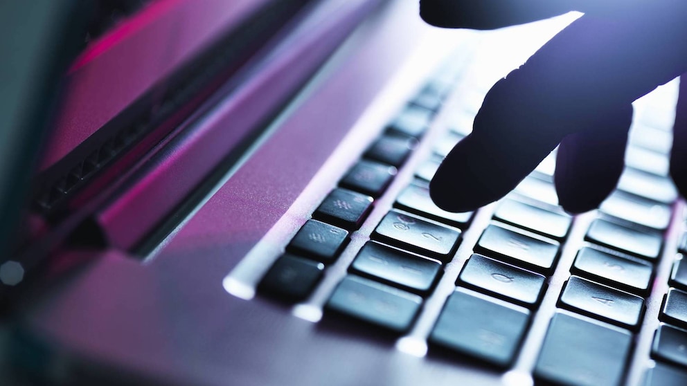 Finger auf Laptop-Tastatur