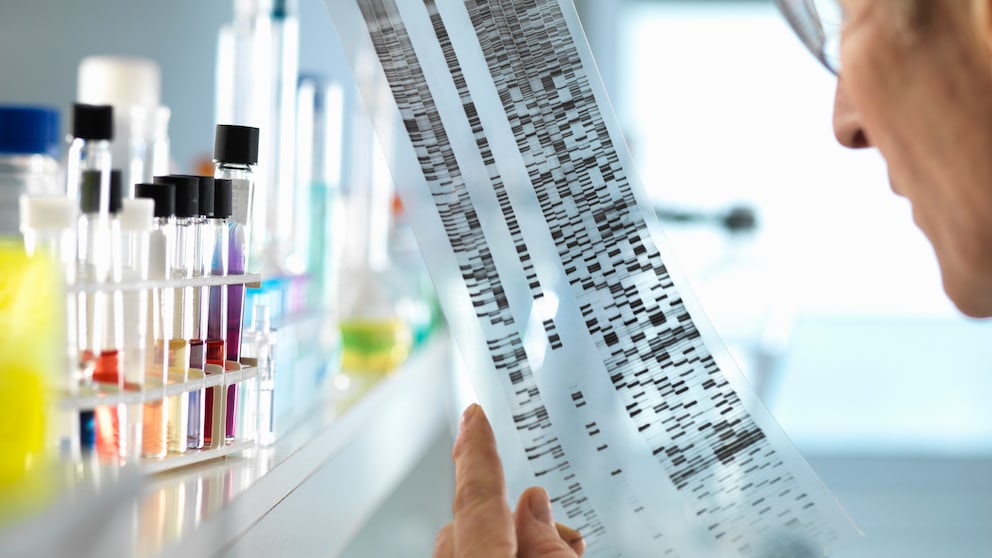 Ein Wissenschaftler liest in einem Labor eine DNA-Sequenz ab