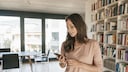 Frau mit Smartphone in der Hand