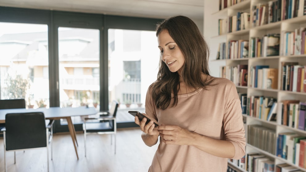 Frau mit Smartphone in der Hand