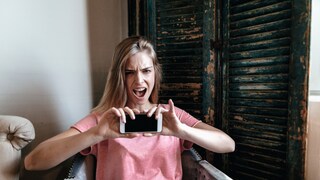 Wütende Frau mit Smartphone