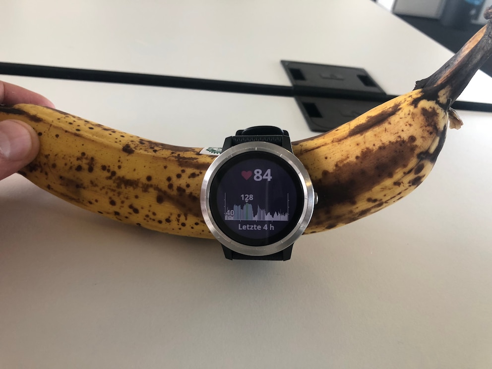 Fitnesstracker um Banane