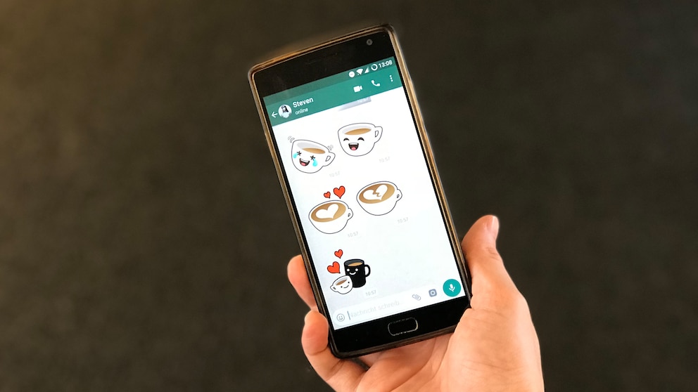 Smartphone mit Whatsapp-Chat und Stickern