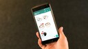 Smartphone mit Whatsapp-Chat und Stickern