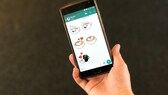 Smartphone mit Whatsapp-Chat und Stickern