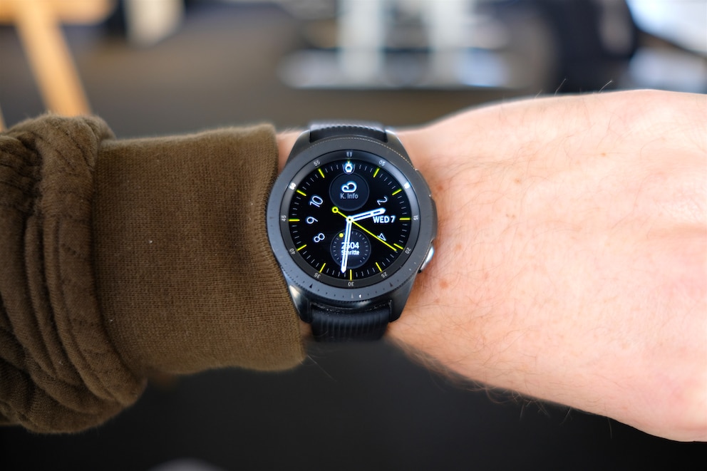  Die Samsung Galaxy Watch im klassischen Chronografen-Look gibt es auch in silber und gold