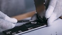 iPhone 6S wird von Techniker repariert